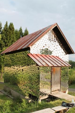 再生する家　山の中に突如現れます