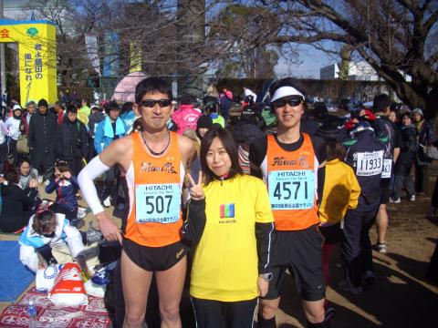 高速ランナーに囲まれてポーズ
まるで捕まった宇宙人