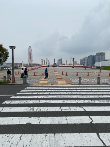 夢の大橋。聖火が飾ってあった所も撤退中。