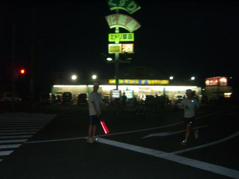 ゴール200m手前 この辺になると元気出てます、後ろのようなお店が3店並んでいて、現地調達も楽々。