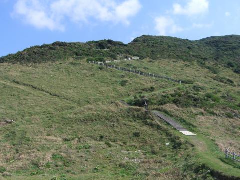 福江島最西端にある 大瀬崎燈台に行く下り、駐車場から往復2k、若い舞鶴から来た女性は、この坂を難なく往復してました