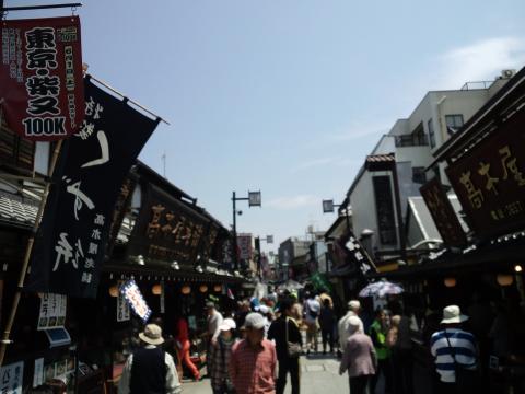 帝釈天前の商店街。
いたるところに「柴又100k」のポスターが。
