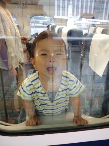 昨日、東京駅にて。バイバイと手を振ったら鼻と口を窓ガラスに押しつけて遊ぶ次男（汗）