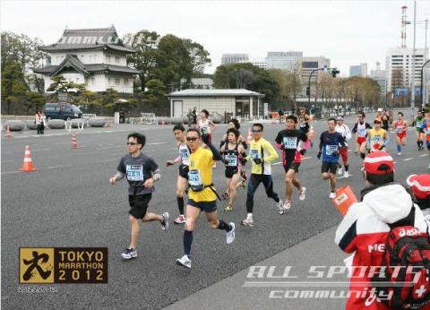 なんと言っても注目は市民ランナーの星、川内優輝。
前回悔しい思いをした藤原新、更につくばで26秒に泣いたミカエルらが追います。