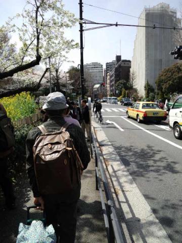 皇居で道幅の一番狭いところ
すみませ~ん・・・(汗)