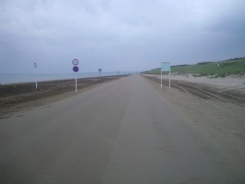 なぎさドライブウェイ全国でも珍しい車が走れる砂浜。夏の間は道路標識が立って、海水浴場、車道、駐車スペースに区切られます。