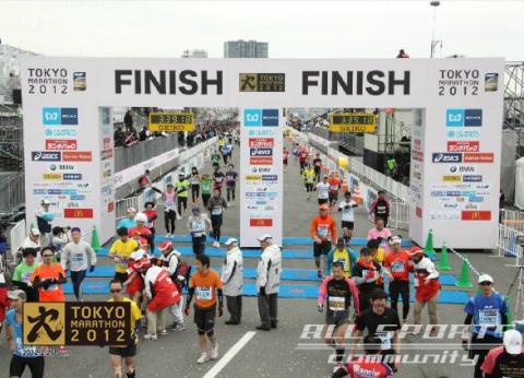 ゴール後もまだ走っています。
後ろは川内選手でしょうか?