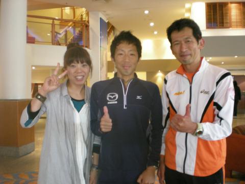 憧れのcozyさんと奥様との3ショット。マラソン選手らしく、控え目ながら一本芯の通った男！そしてマークはマツダ！