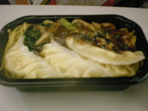 朝の3時にたたき起こされて朝食！餃子のようなそばのような・・・
