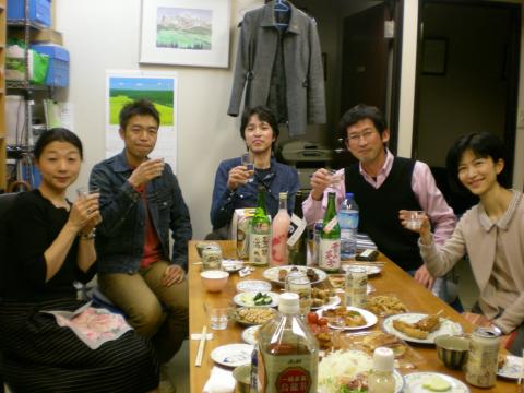 秋田のお酒を飲みながら。左から山口先生(歯科医師)、ふれあいRC塩川キャプテン、木村君、僕、久野先生(歯科医師)。みんな走ります!