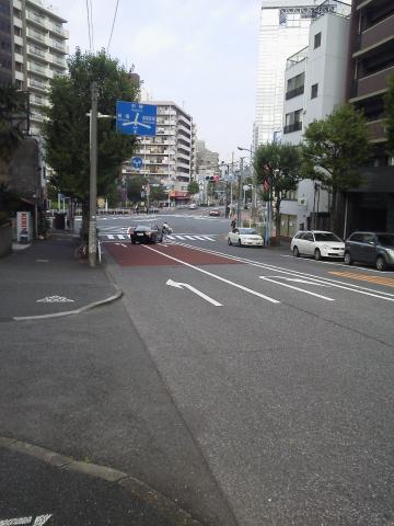 下りきると小滝橋(おたきばし)交差点。突き当たりのビルを左に行くとYUZOさんのマンションもあります。