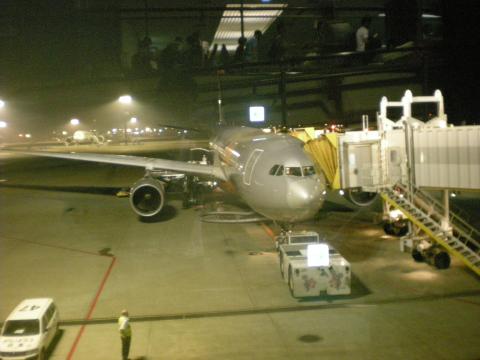 夜9時出発のジェットスター、ケアンズ行き。直行じゃないんです(>_<)