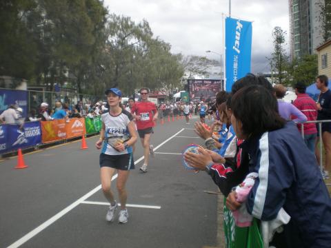 レース終了後はブースからみんなの応援！日本人も、外国人も！