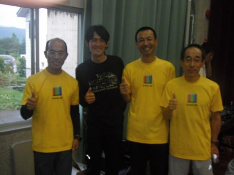 前夜祭会場で左からmakobuさん、鏑木氏、私、ななみ父さん