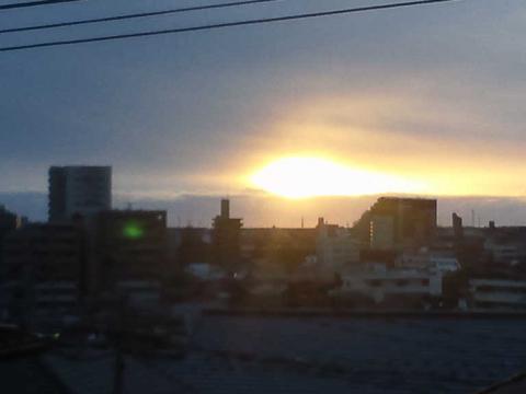 雲の上から完全に出た太陽
(携帯電話のカメラで精一杯の画像)