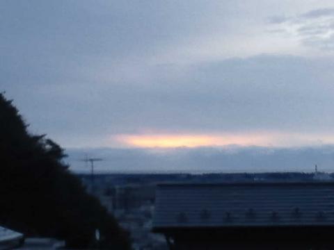 日の出の時刻だが、雲に隠れる太陽