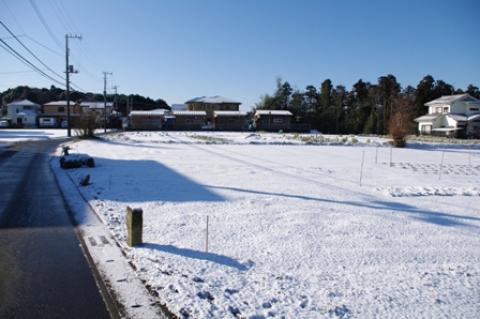 道の雪は溶けているが、日陰は氷になっているので要注意。