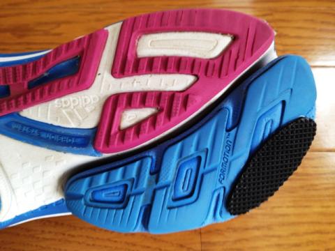 右足は踵の先端から外側が減っている