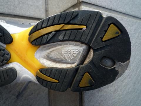 1,145km走行後のTempoのヒールピース部分
外側の端が一番減っている