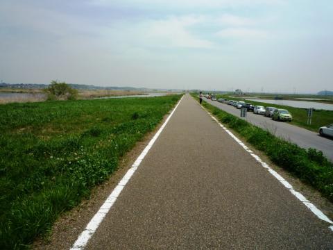 道幅は狭くなるが、車道とは区分された歩道が続く