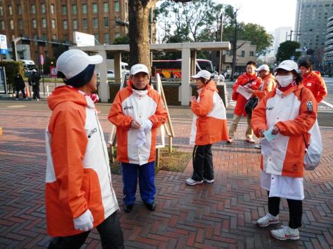 今回、一緒にボランティア参加したfrunの仲間
左からおやまさん、miyaさん、(中央女性は除く)、右バニーさん
おやまさんはサブスリーランナー、バニーさんは国際ランナーです。
(お二人とも先日の別大出場者)