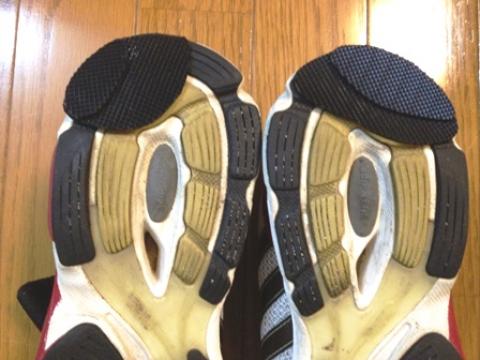 かなり減っていたので2枚貼りで対処した
左右で減り方や減る位置が違うので、それに合わせてゴムをカット