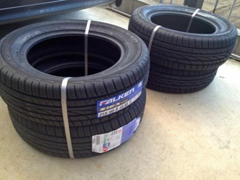 今回購入したのはファルケン(旧オーツタイヤのブランド)
215/60/R16サイズで送料・代引き手数料込みで36,000円なり