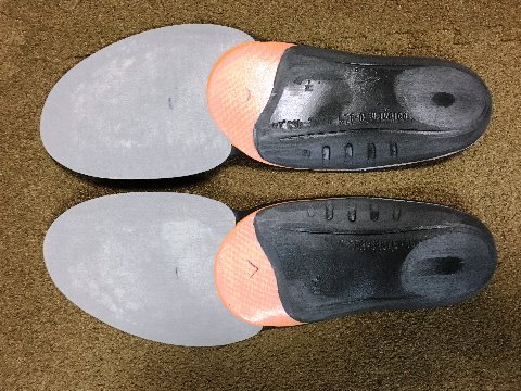 今回は、縦アーチ部を更に補強するパーツを装着。 厚みがあるので、踵部分は元のクッション材が見えるくらいまで削ってある。