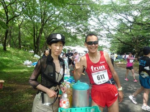エイドでボランティアをしてくれたfrunの仲間
彼女国際ランナーです