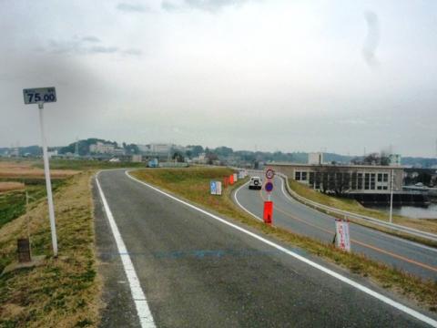 川まで75キロ地点の標識
右手に水門のような物が見えるので、ここが手賀川の終点か。
ここで、折り返す事にした。