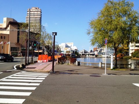 公園を出て、市内の目抜き通りに出ました。