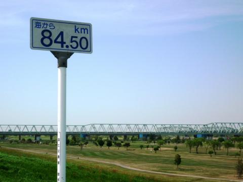土手を走ること8キロ、海から84.5キロ地点で土手に別れを告げる
遠くに見えるのは常磐線の鉄橋