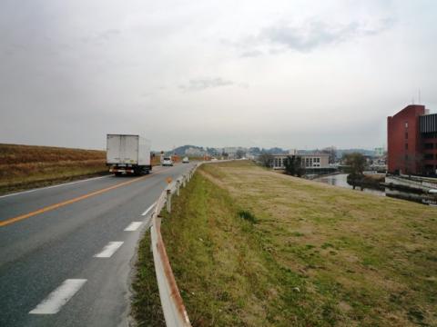 結局たどり着いたのは、利根川の土手道
右手に見えているのが手賀川で、左の土手の下が利根川