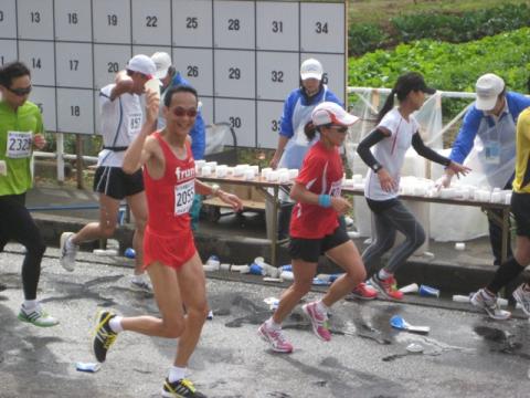 15キロ過ぎの給水ポイント
会社の同僚が撮ってくれました