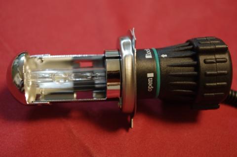 バーナーとシェード
発光部分はH4バルブとほぼ同じ寸法だが、Hi-Lo切替のため後ろがかなり長い