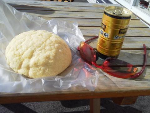 デイリーヤマザキオリジナル 8代目メロンパン
外がさくさくで、なかがふんわりと柔らかで、とてもおいしい。