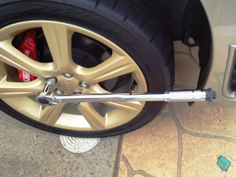国産車の一般的な締め付けトルクは103N・m(10kgf・m)です。 レンチも予めこの値にセットされていました。