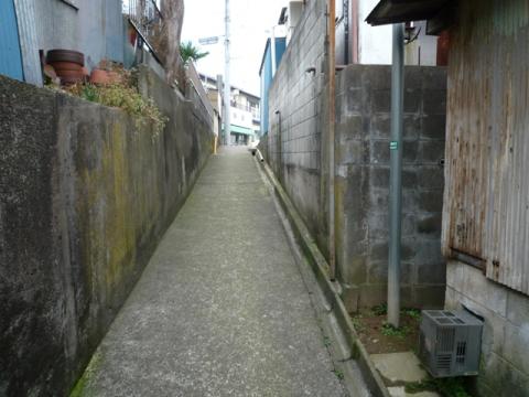 道幅1mくらいの路地を抜けて利根川を目指す