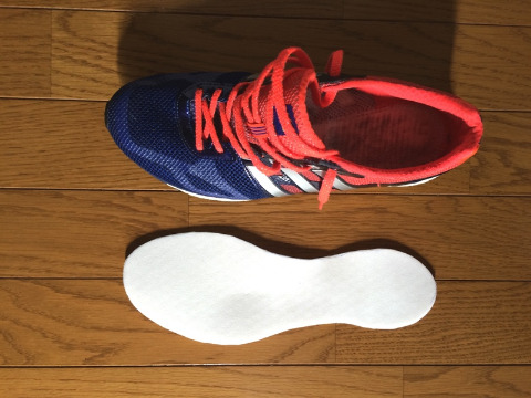 発泡PEシートをシューズのソールに合わせてカットして入れてみました。