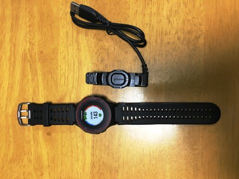 付属品はクレードルだけです。 ACアダプターは附属しないんですね。 まぁ、405のものが使えるので問題ありませんけど。