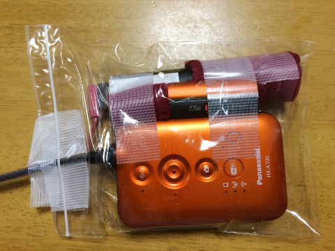 コネクタ部の蓋が開いていると、防水性がなくなるので、全体をビニル袋に入れ、コードが出ている箇所をテープで留めます。