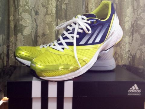 adizero CS8
踵に記載されたモデル名はCS-4となっている
adidasショップの方曰く「日本では8代目だが、ワールドワイドでは4代目なのでCS-4となっている」