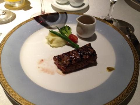黒毛和牛のサーロインステーキ
余りにもおいしそうだったので、写真を撮るのを忘れて一口食べてしまいました
