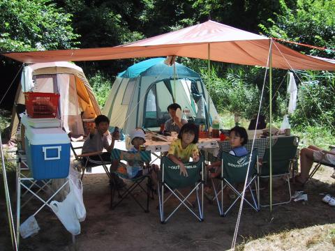 2000/08/13撮影の写真
向かって左側がうちのテントです。場所は、確か伊那谷キャンパーズビレッジです。