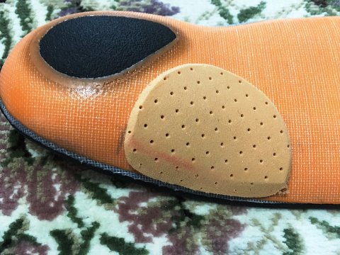 貼った直後は少し違和感があったが、周囲を削ってもらったところ、違和感なくシッカリとアーチをサポートしてくれ有様になった。
