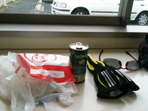30キロ過ぎでやっとコンビニ発見
空腹だったので、肉まんとあんまんを買ってしまった
イートインコーナーがあったので、暖かい室内で腰掛けて食べる事ができた