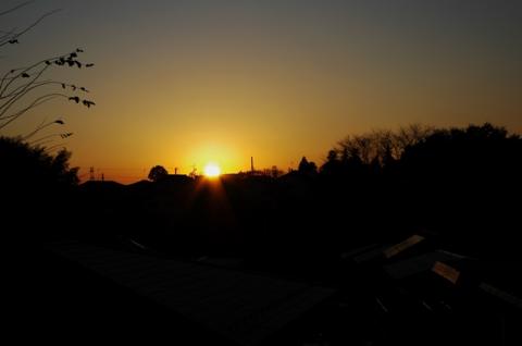 西の空に沈む夕日