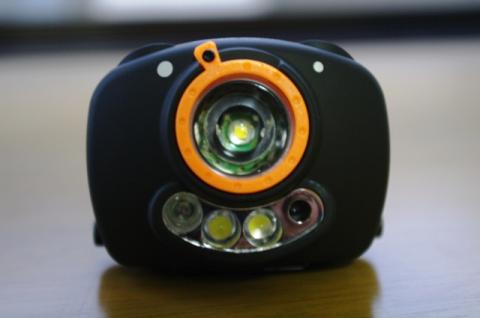 上部がメインのLED 下がサブのLED
オレンジのつまみで照射角度が調整できる