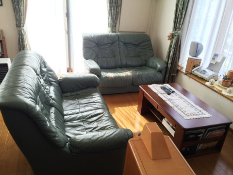 家を建てたときに買ったソファーも11年が経過して、表面の革がひび割れみすぼらしくなってきた。 座り心地は良かったのだが、消費税増税前に買い換えることにした。(3月)