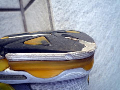 側面から
着地が、完全に踵の端から行われている様子がうかがえる